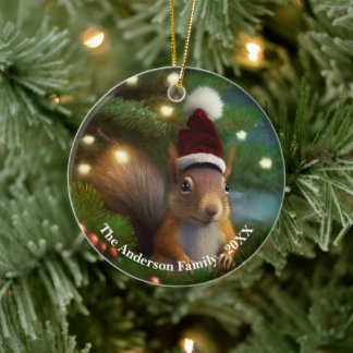 Adorable Eichhörnchen verstecken sich in einem Bau Keramik Ornament