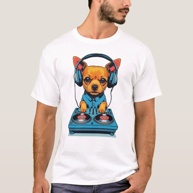 Adorable Ginger Small Dog DJing mit Kopfhörern T-Shirt (Vorderseite)