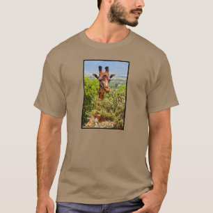 Adorable Giraffe, die seinen Kopf über den Bäumen  T-Shirt