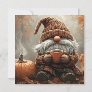 Adorable Gnome mit heißem Kakao neben einem Kürbis Feiertagskarte