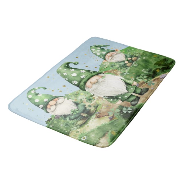 Adorable Green St. Patrick's Day Gnomes Badematte (Schrägansicht)
