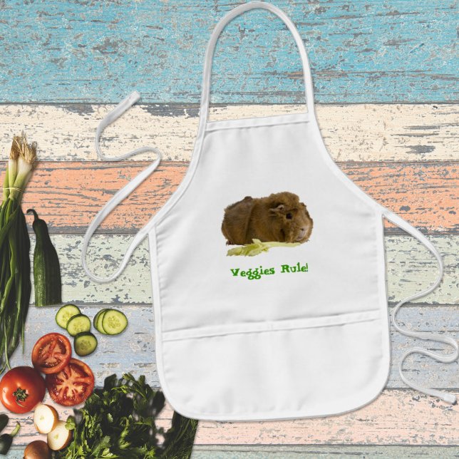 Adorable Guinea Pig Eating Celery Fotografie Kinderschürze (Cute guinea pig kids apron as a fun gift idea is available in three fabric colors. )