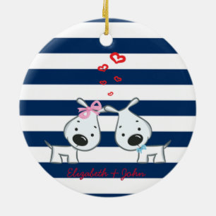 Adorable Hunde in Liebe auf gestreiftem Personalis Keramik Ornament
