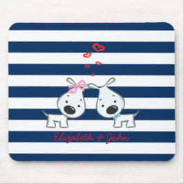 Adorable Hunde in Liebe auf gestreiftem Personalis Mousepad