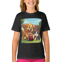 Adorable Hunde und Katzen spielen mit Fußball