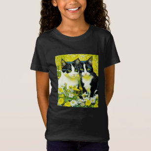 Adorable Katzen, die auf einem Feld von Milchprodu T-Shirt