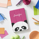 Adorable Kawaii Panda Bären Face Pink Personalisie iPad Pro Cover<br><div class="desc">Adorable Kawaii Panda Bären Face Pink Personalisiert iPad Cover. Bearbeiten,  um den Stil,  die Farbe oder die Hintergrundfarbe des Schriftartes zu ändern. Dunkelrosa Hintergrund mit kursivem Schriftart zu personalisieren. Fun kawaii Panda Bärengesicht. www.SamAnnDesigns.com</div>
