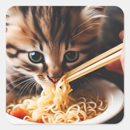 Adorable Kitten Eating Ramen Noodles Quadratischer Aufkleber