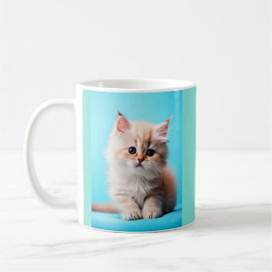 Adorable Kitten mit blauem Hintergrund Kaffeetasse
