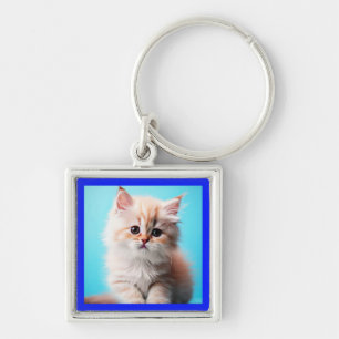 Adorable Kitten mit blauem Hintergrund Schlüsselanhänger