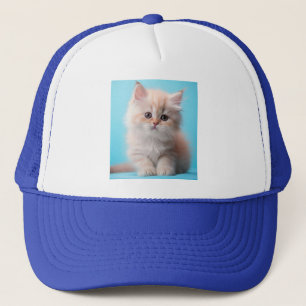 Adorable Kitten mit blauem Hintergrund Truckerkappe
