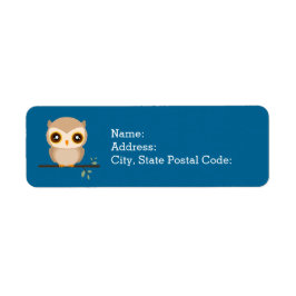 Adorable kleine Eule auf dem Zweig des Baumes