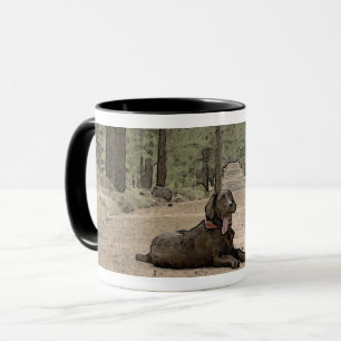 Adorable Labrador Retriever Welpe auf Waldweg Tasse