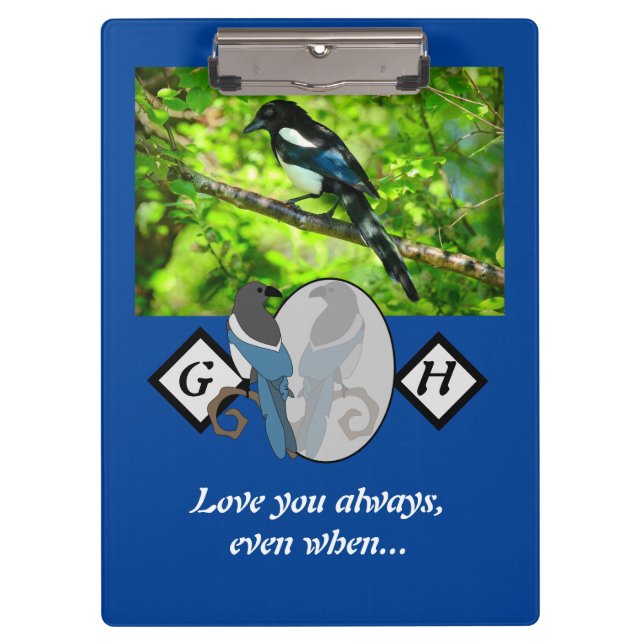 Adorable Magpie Looking Glass Monogram w Foto Klemmbrett (Vorderseite)
