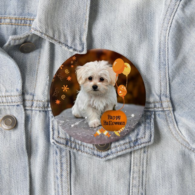 Adorable maltese Welpe feiert Halloween Button (Beispiel)