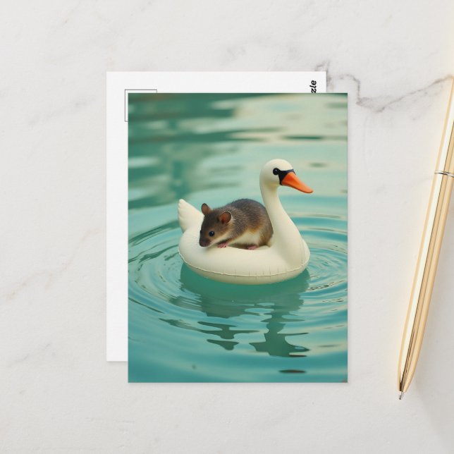 Adorable Maus auf einem Swan Pool Floating Postkarte (Vorderseite/Rückseite Beispiel)