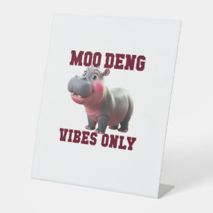 Adorable MOO DENG VIBES NUR Good Baby Hippo Vibe Sockelschild