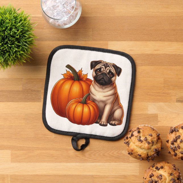 Adorable Mops neben Pumpkins und Blätter sitzen Topflappen (Oben Unten)