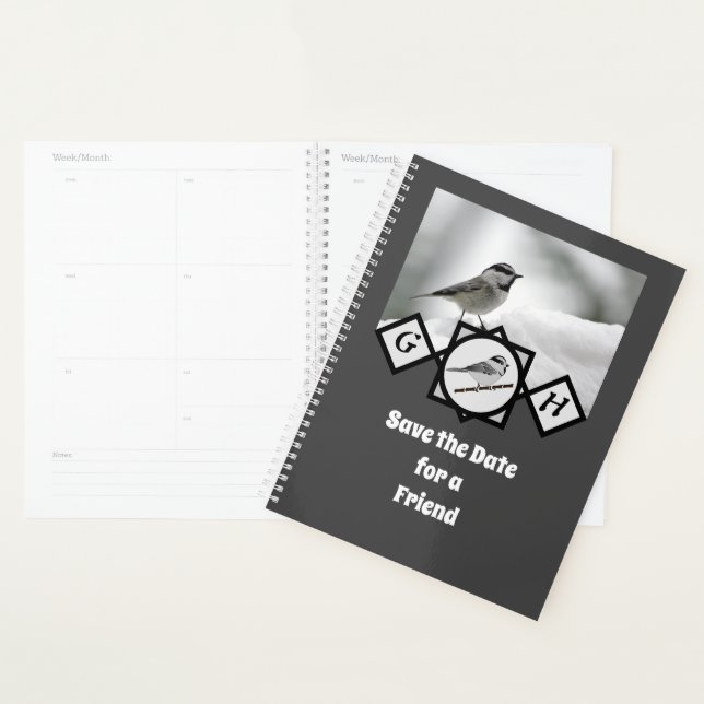 Adorable Mountain Chickadee Monogram Foto Planer (Anzeige)