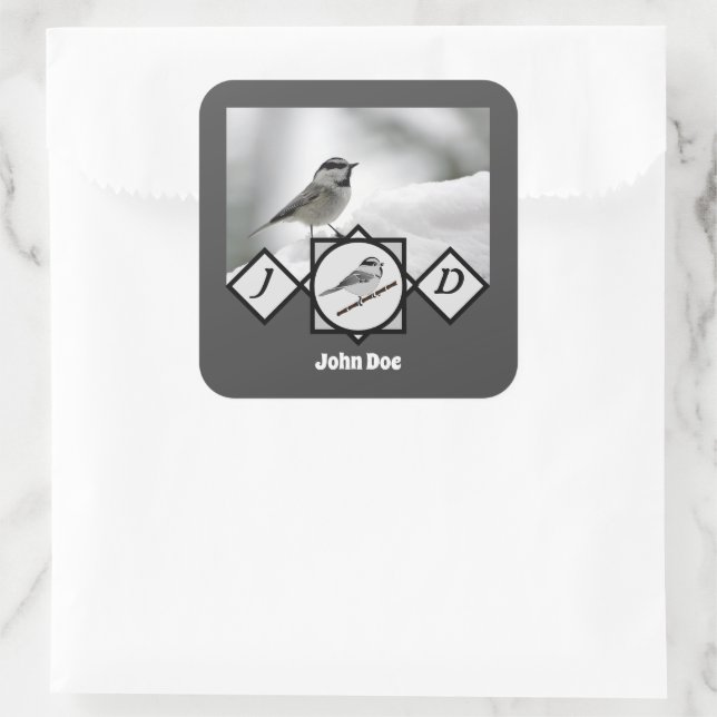 Adorable Mountain Chickadee Monogram Foto Quadratischer Aufkleber (Tasche)