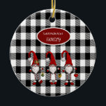 Adorable Niedlich Gnomes Buffalo Kariert Keramik Ornament<br><div class="desc">Adorable niedliche Gnome auf schwarzem Büffel kariertem Hintergrund.</div>