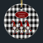 Adorable Niedlich Gnomes Buffalo Kariert Keramik Ornament<br><div class="desc">Adorable niedliche Gnome auf schwarzem Büffel kariertem Hintergrund.</div>