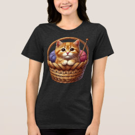 Adorable Orange Kitten in Basket mit Garn Tri-Blend Shirt