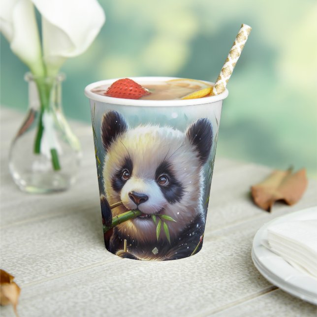 Adorable Panda Bären essen Bambus Pappbecher (In Situ)