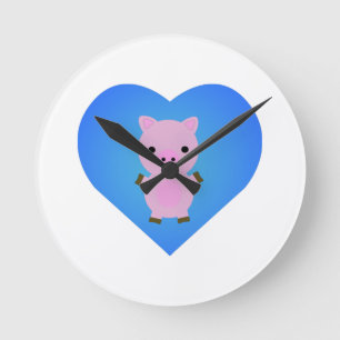 Adorable Pig mit einem blauen Herz im Hintergrund Runde Wanduhr