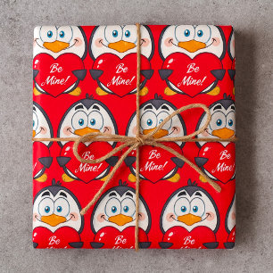 Adorable Pinguin Holding Be Mine Herz Geschenkpapier