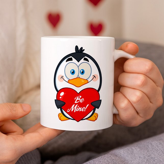 Adorable Pinguin Holding Be Mine Herz Kaffeetasse (Von Creator hochgeladen)