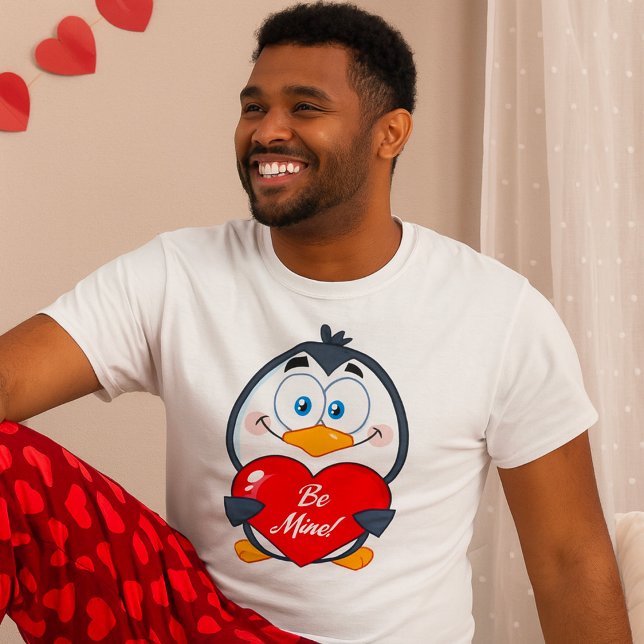 Adorable Pinguin Holding Be Mine Herz T-Shirt (Von Creator hochgeladen)