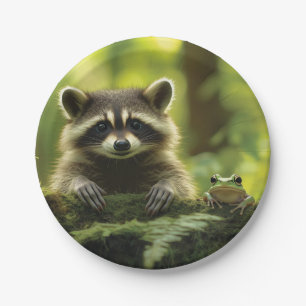 Adorable Raccoon und Frosch pinkeln über Mossy Log Pappteller