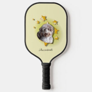 Adorable Red Merle Aussiedoodle ist ein Star Pickleball Schläger