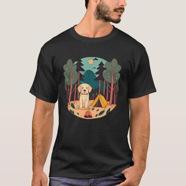 Adorable Retriever Enjoys Camping Adventure in the T-Shirt (Vorderseite)