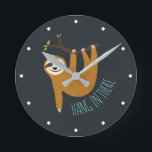 Adorable Sloth "Hang in There" Button Runde Wanduhr<br><div class="desc">Die lustige Illustration eines niedlichen Hangs,  der an einem Baumzweig hängt,  und die Worte "Hang in There" in handgeschriebenem Schriftart.</div>