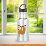Adorable Sloth "Hang in There" Edelstahlflasche<br><div class="desc">Die lustige Illustration eines niedlichen Hangs,  der an einem Baumzweig hängt,  und die Worte "Hang in There" in handgeschriebenem Schriftart.</div>