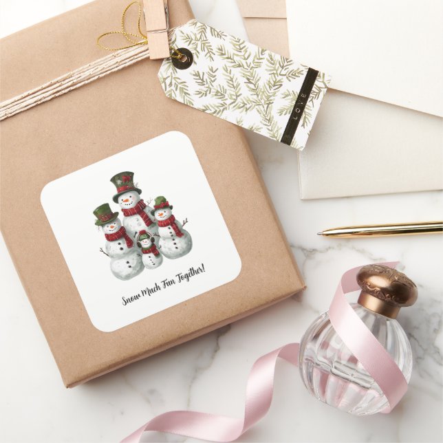 Adorable Snowman Familie in Matching Hats & Scarve Quadratischer Aufkleber (Schenken)