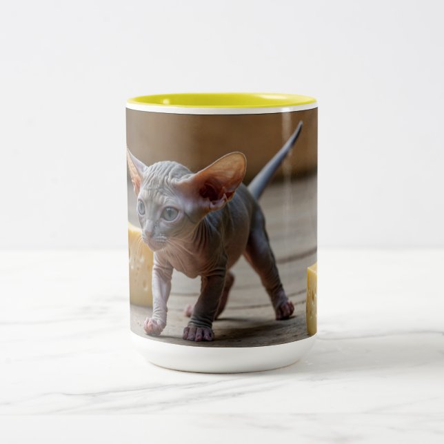 Adorable Sphynx Kitten und Käse Zweifarbige Tasse (Mittel)