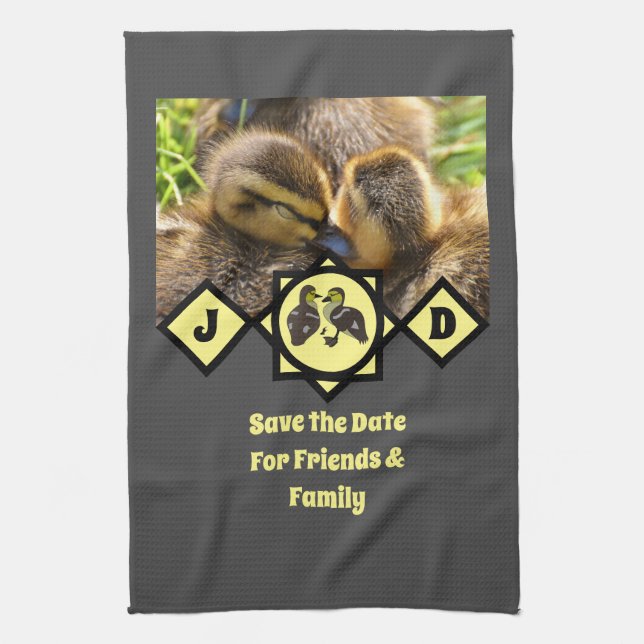 Adorable Twin Ducklings Monogram Foto Geschirrtuch (Vertikal)
