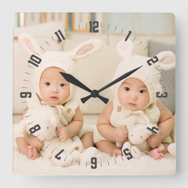 Adorable Twins Foto Kinderzimmer Quadratische Wanduhr (Vorderseite)