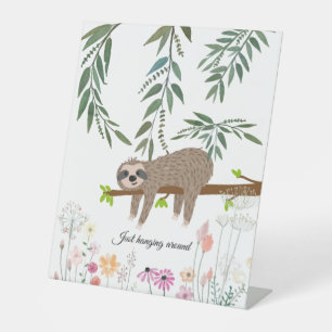 Adorable, von Hand gezogene Schlampe, die um das S Sockelschild