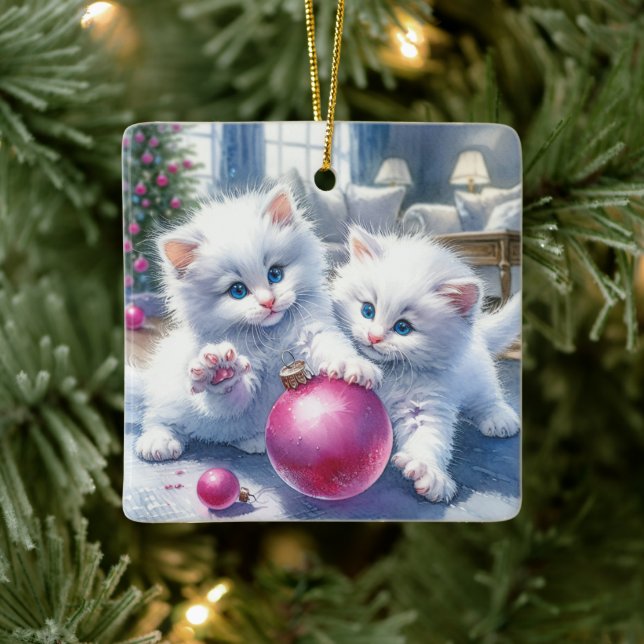 Adorable White Kittens Pink Weihnachten Personalis Keramikornament (Baum)