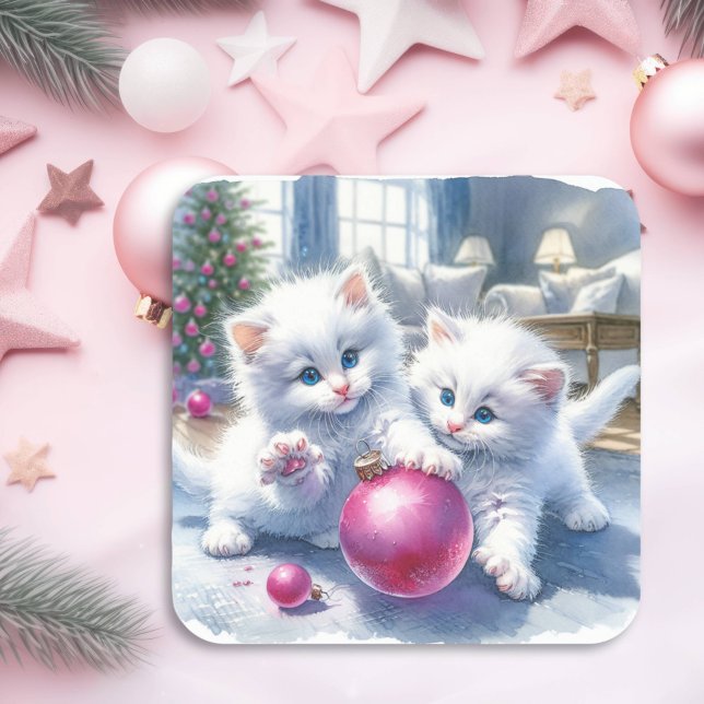 Adorable White Kittens Pink Weihnachten Quadratischer Aufkleber (Von Creator hochgeladen)