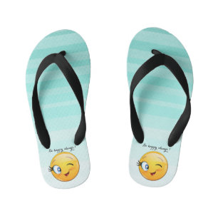Adorable Winking Emoji Face-Sei immer glücklich Kinderbadesandalen