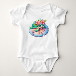 ADORABLES BABYSCHILDKRÖTCHEN AUF EINEM SANDDOLLAR  BABY STRAMPLER
