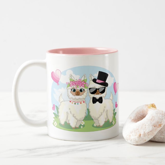 Adorables Pink Llama Couple Wedding Zweifarbige Tasse (Mit Donut)