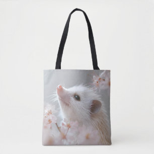 Adorativer Igel unter Frühlingsblüten