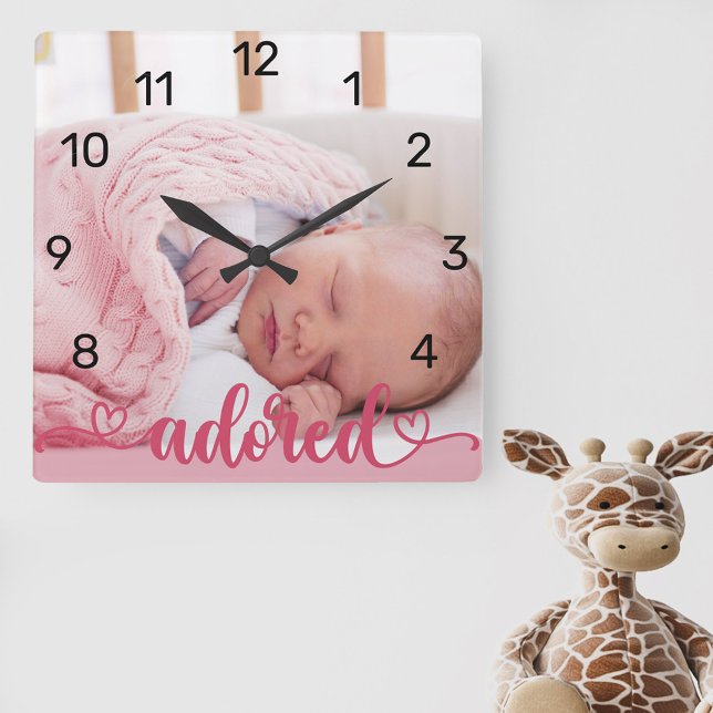 Adored Baby Girl Foto Pink Kinderzimmer Quadratische Wanduhr (New baby photo clock for the nursery lettered with "adored" and decorated with love hearts)