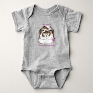 Adortable Fuzzy Lop Rabbit mit rosa Tulip Baby Strampler